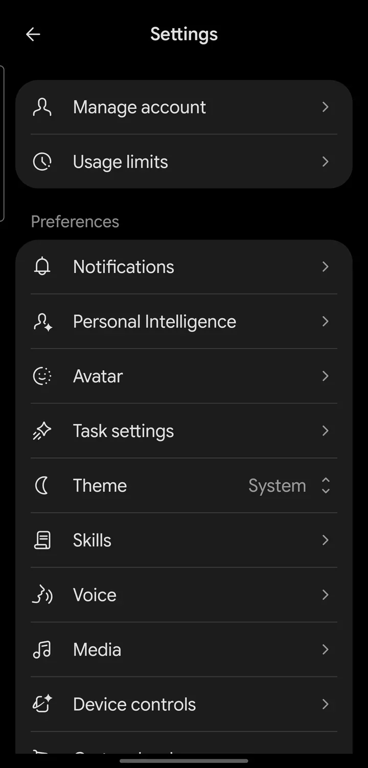 מסך ההגדרות: Manage account, Usage limits, Notifications, Personal Intelligence, Avatar, Task settings, Theme, Skills, Voice, Media ו-Device controls